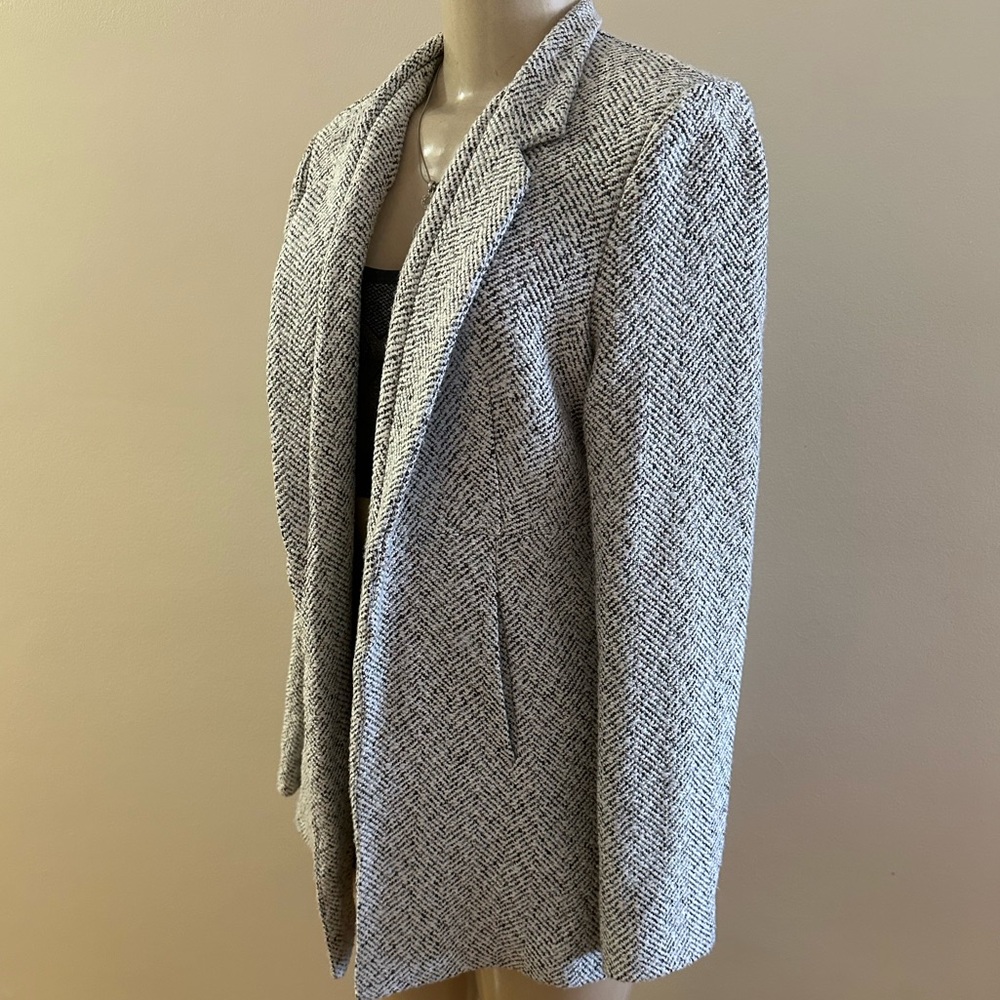 NWOT Aura Women's Gray Herringbone Blazer Size Small.